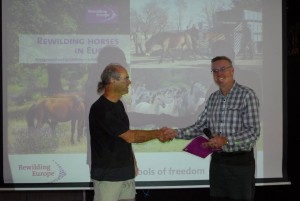 Leo Linnartz, one of the authors of “Rewilding horses in Europe” handed over the first copy of the study to Eurosite Secretary David Parker.