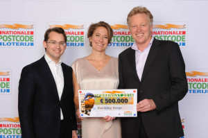 Ilko Bosman and Frans Schepers receiving the donation cheque from Judith Lingeman, head of Charity of the Dutch Postcode Lottery
