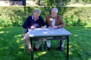 Frans Schepers, Managing Director of Rewilding Europe (left) and Ysbrand Brouwers, CEO of Artists for Nature Foundation (right) signing the Memorandum of Understanding.