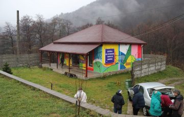 The Romanian LIFE Bison team welcome their Polish guests to the visitor centre in Armenis.