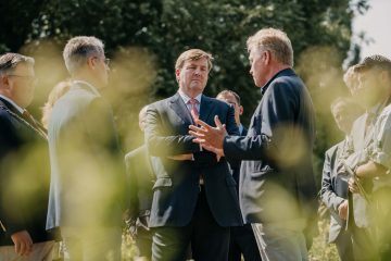 King Willem-Alexander and Frans Schepers discuss the rewilding of river floodplains and the work of Rewilding Europe.