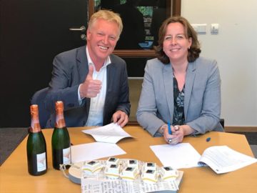 Frans Schepers, Managing Director of Rewilding Europe, and Kirsten Schuijt, CEO of WWF Netherlands, signing the partnership agreement. 