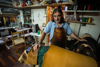 Leather artisan Francesco Paglia, in his atelier/shop "A q'riul" in Pescasseroli. Central Apennines, Abruzzo, Italy. Aug 2014