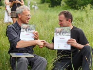 Wouter Helmer ( Rewilding Director, Rewilding Europe) and Petru Vale ( Mayor of the Armenis  Municipality ) sign the declaration - ARMENIȘ official release area for the European bison in Southern Carpathians rewilding area, Romania