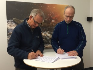 Signing of the Partnership agreement between Rewilding Lapland (Magnus Sylvén) and the Råne River Association (Jonny Hallman) – Degerselsbygdens Samfällighetsförening.