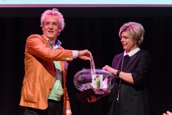 Boudewijn Poelmann, Dutch Postcode Lottery chairman of the board (left) and Princess Laurentien
of The Netherlands (right) drawing the Wild Ways prize winners.
