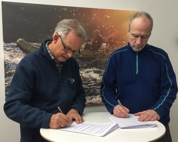 Signing of partnership agreement between Rewilding Lapland (Magnus Sylvén) and the Råne River Association (Jonny Hallman) – Degerselsbygdens Samfällighetsförening.