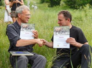 Wouter Helmer (Head of Rewilding) and Petru Vela (former mayor of the Armenis Municipality) sign a declaration on the release of European bison in the Southern Carpathians rewilding area, Romania.