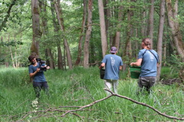 Agata filming river restoration efforts of the Oder Delta team