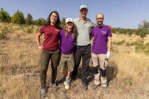 Volunteers in the Iberian Highlands rewilding landscape, with Andrea Hernández, volunteer coordinator at Rewilding Spain.