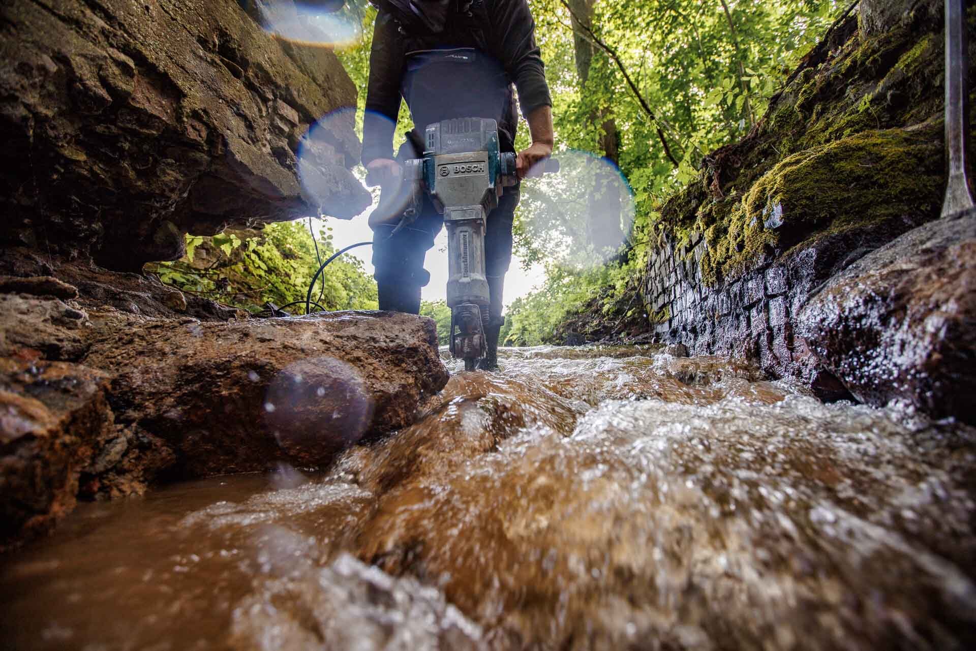 Removing the remains of the dam in Bącznik.
