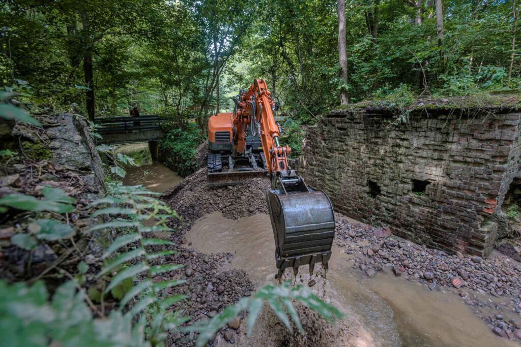 Removing the remains of the dam in Bącznik.